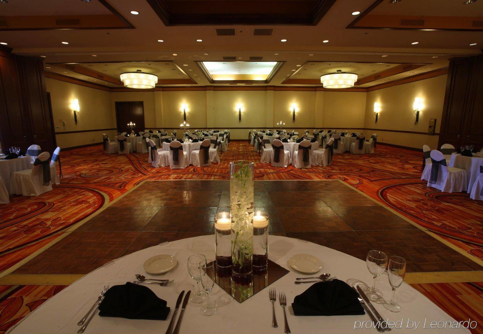 Marriott Riverside At The Convention Center Ресторан фото